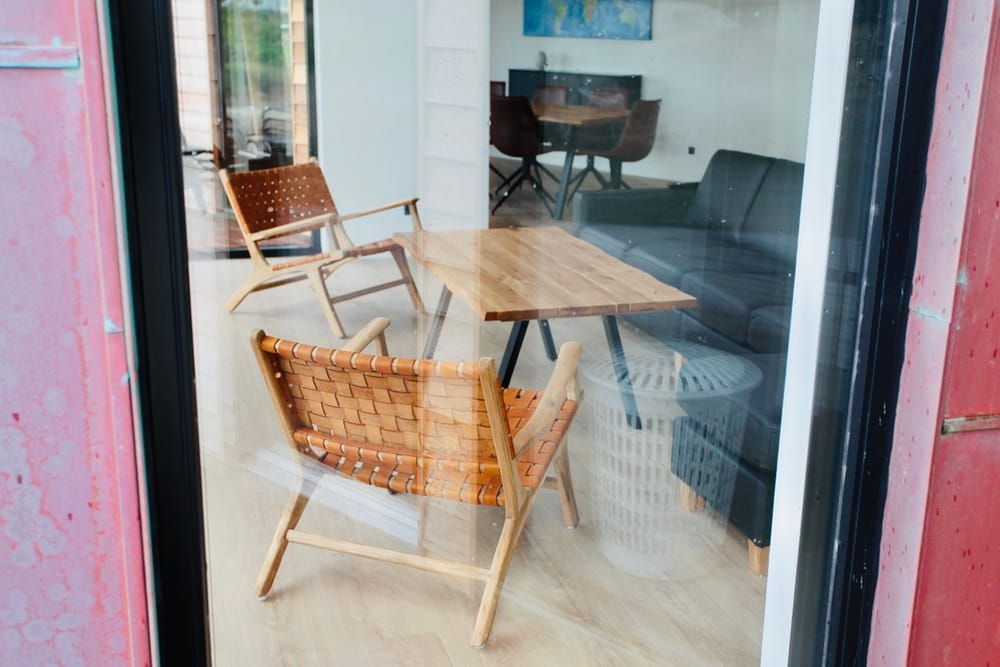 Kvalitetsmøbler og flotte billeder til smukt nybygget sommerhus post feature image