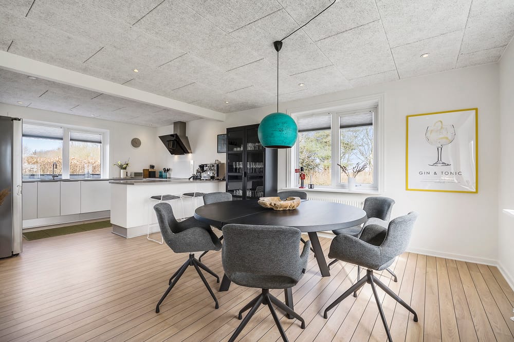 Stilfuldt møbleret feriehus på Holmsland post feature image